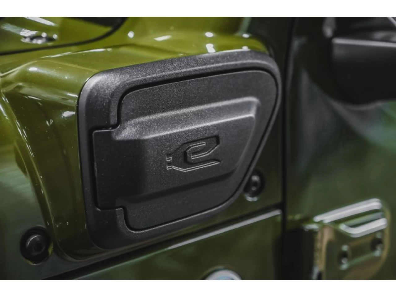 2021 Jeep Wrangler 4XE Unlimited Sahara 4x4 GROUPE REMORQUAGE Image principale