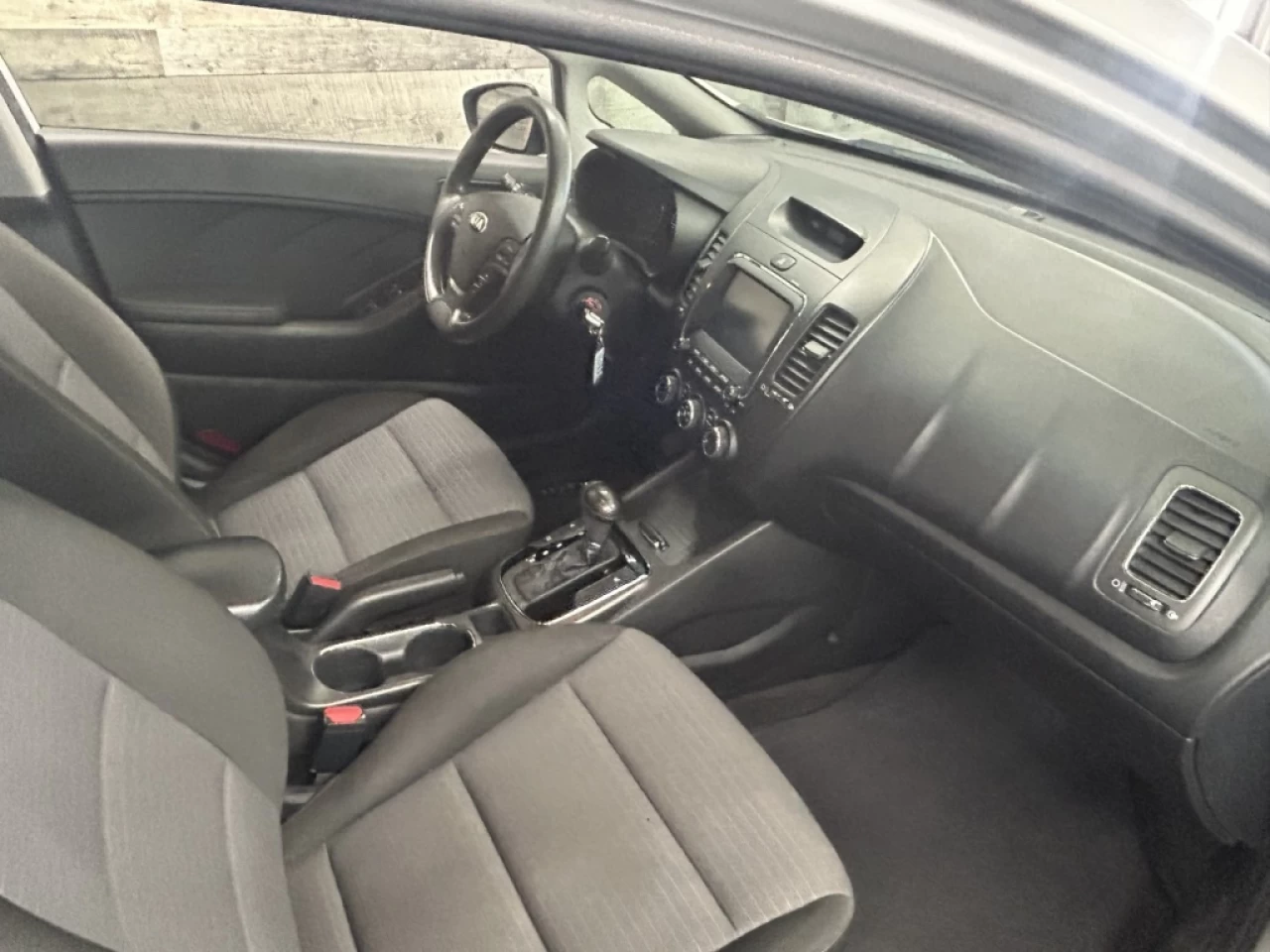 2018 Kia Forte Auto Cam de Recul S. Chauffant ** APPROUVÉE 99.9% Image principale