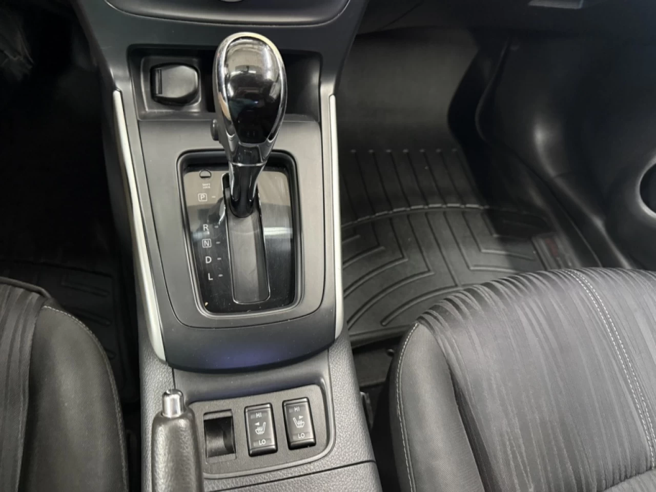 2018 Nissan Sentra SV AUTO TOIT CAM DE RECUL **APPROUVÉ À 99.9%** Image principale