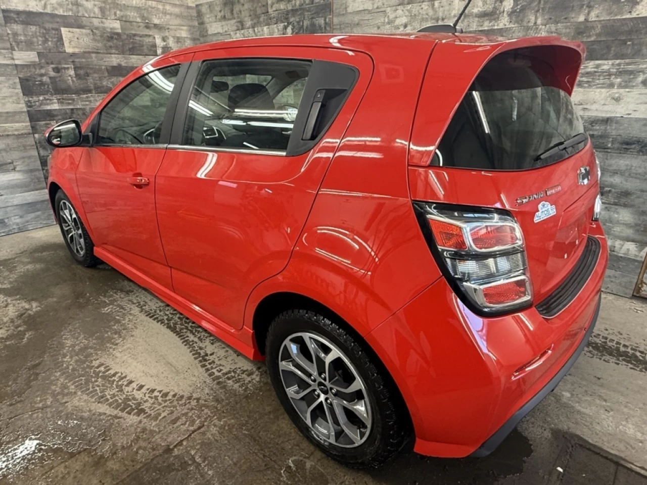 2018 Chevrolet Sonic LT AUTO TOIT CAM DE RECUL **APPROUVÉ À 99.9%** Image principale