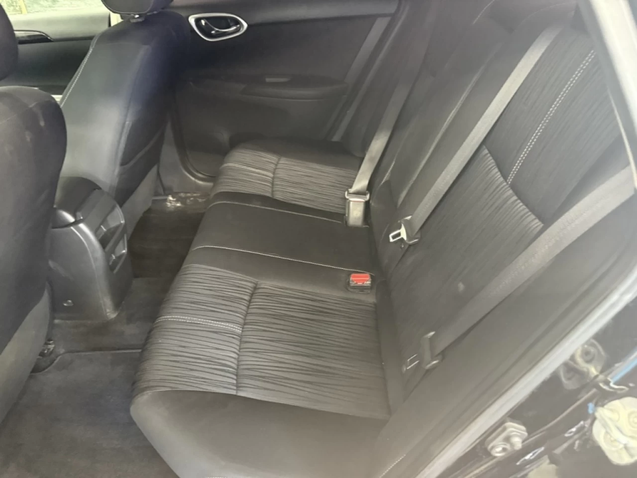 2018 Nissan Sentra SV AUTO TOIT CAM DE RECUL **APPROUVÉ À 99.9%** Image principale