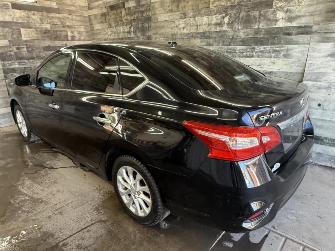 2018 Nissan Sentra SV AUTO TOIT CAM DE RECUL **APPROUVÉ À 99.9%** Image principale