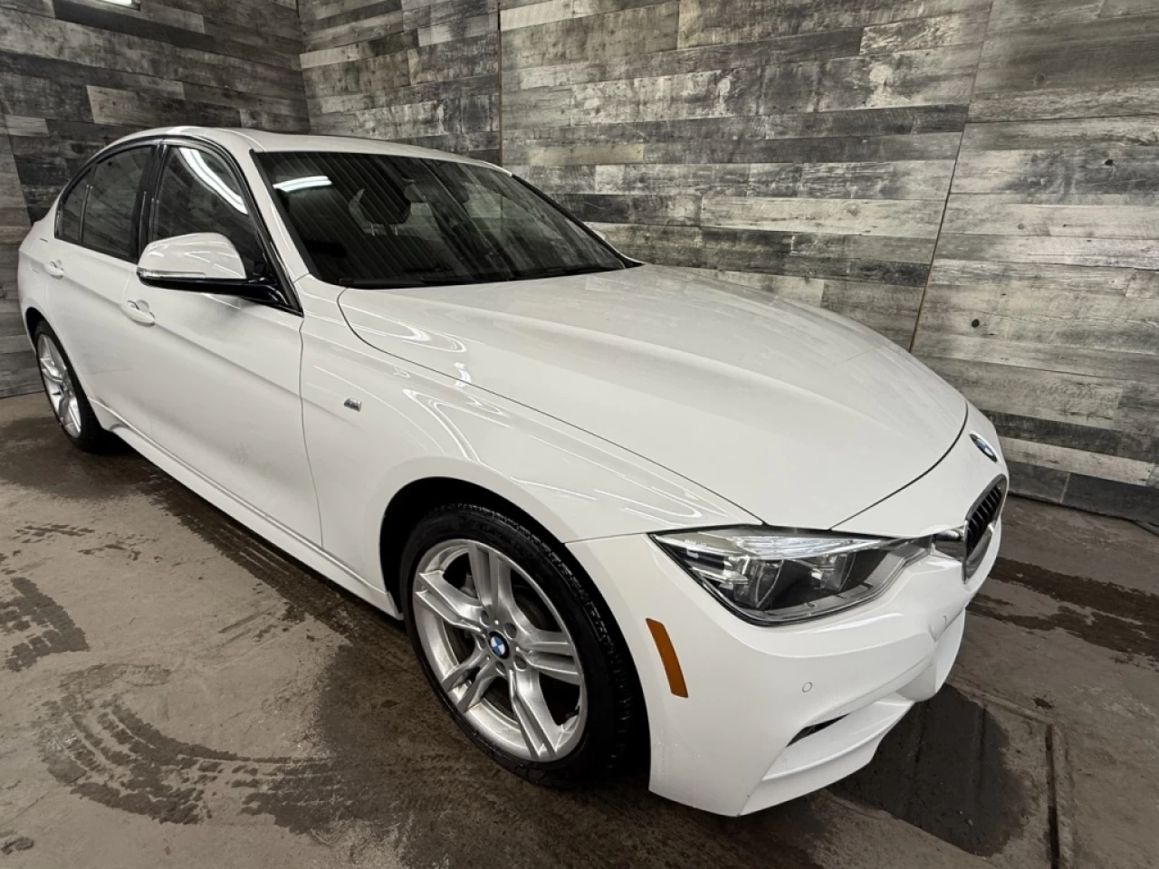 2018 BMW 3 Series 330i xDrive MSPORT CUIR TOIT NAV ** APPROUVÉ À 99. Image principale