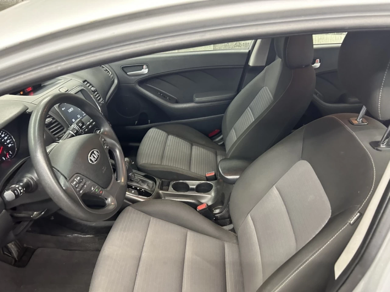2018 Kia Forte Auto Cam de Recul S. Chauffant ** APPROUVÉE 99.9% Image principale