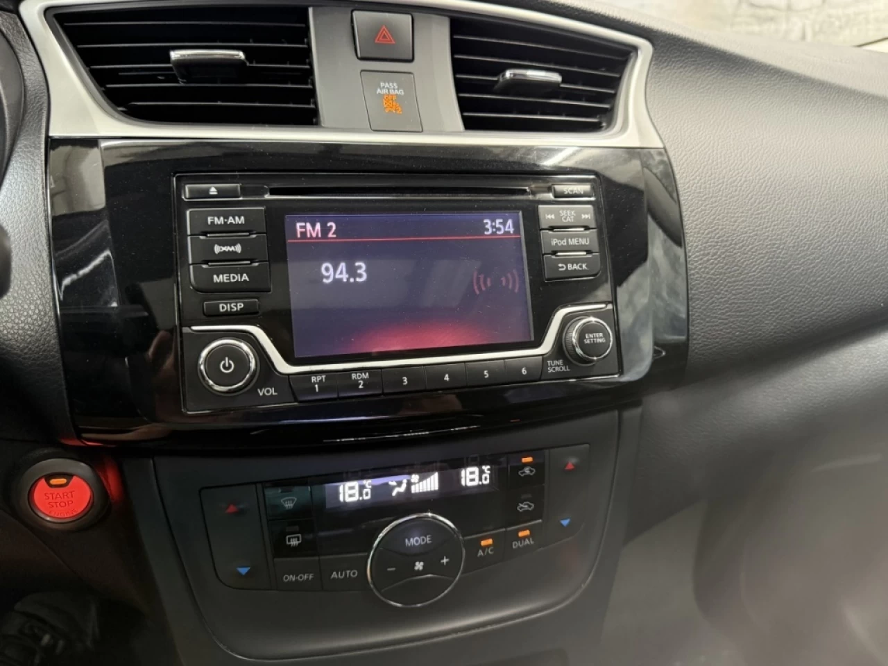 2018 Nissan Sentra SV AUTO TOIT CAM DE RECUL **APPROUVÉ À 99.9%** Image principale