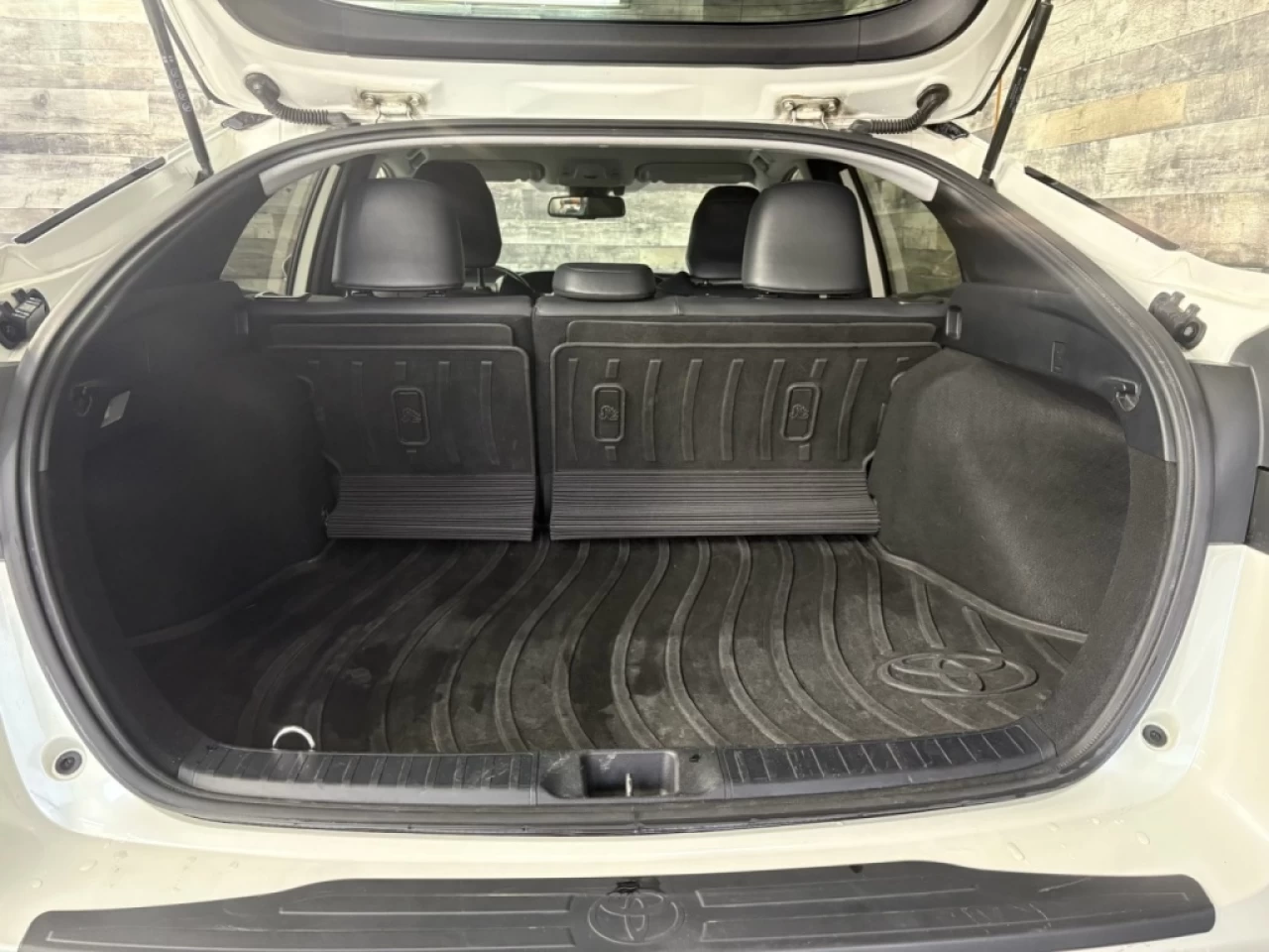 2019 Toyota Prius hybrid Technology AWD navigation sieges chauffant Image principale