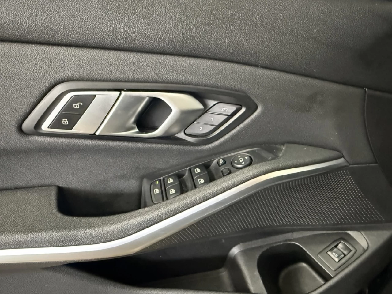 2021 BMW 3 Series 330i xDrive AWD CUIR TOIT NAV ** APPROUVÉ À 99.9% Image principale