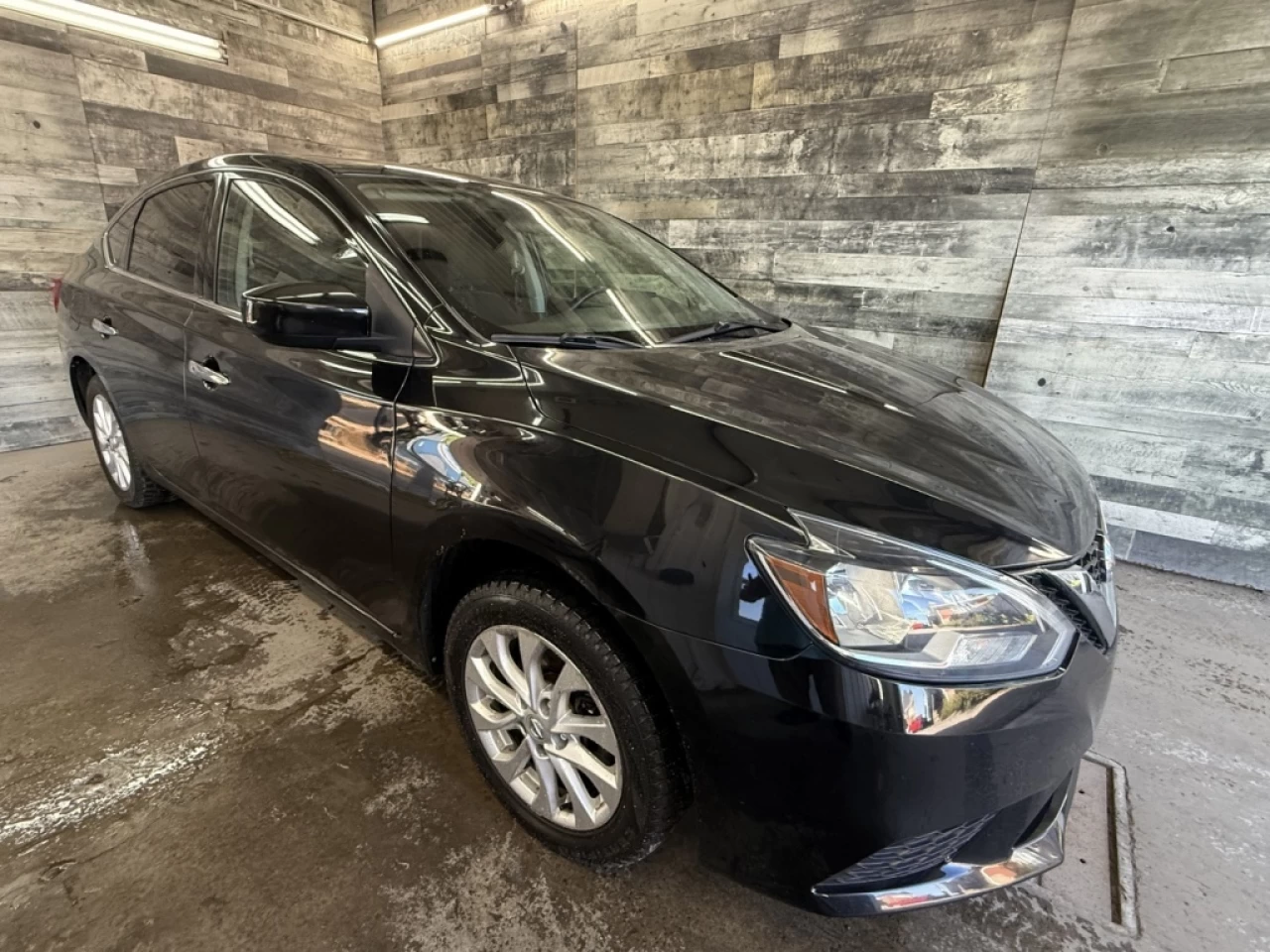 2018 Nissan Sentra SV AUTO TOIT CAM DE RECUL **APPROUVÉ À 99.9%** Image principale