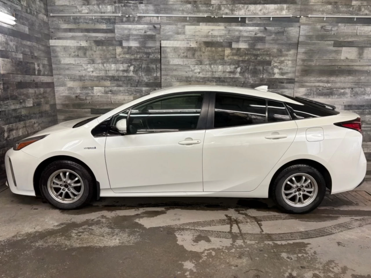 2019 Toyota Prius hybrid Technology AWD navigation sieges chauffant Image principale
