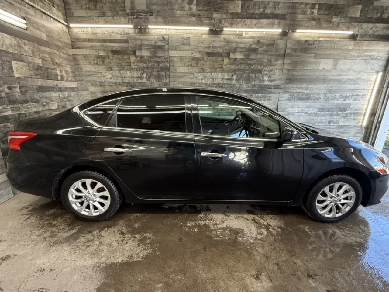 2018 Nissan Sentra SV AUTO TOIT CAM DE RECUL **APPROUVÉ À 99.9%** Image principale