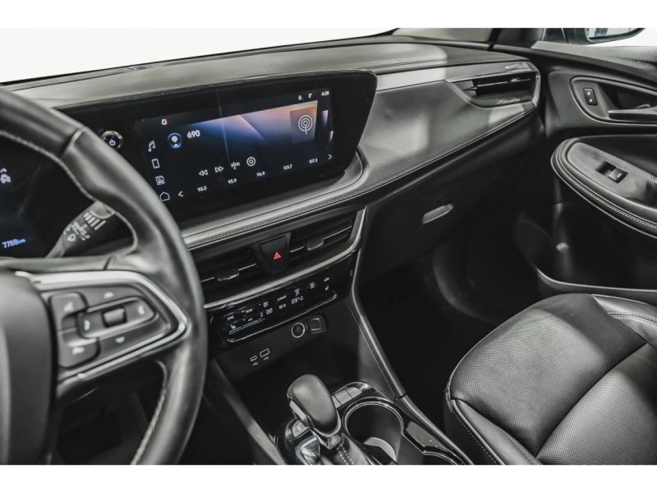 2024 Buick Encore GX AWD 4dr Avenir Main Image