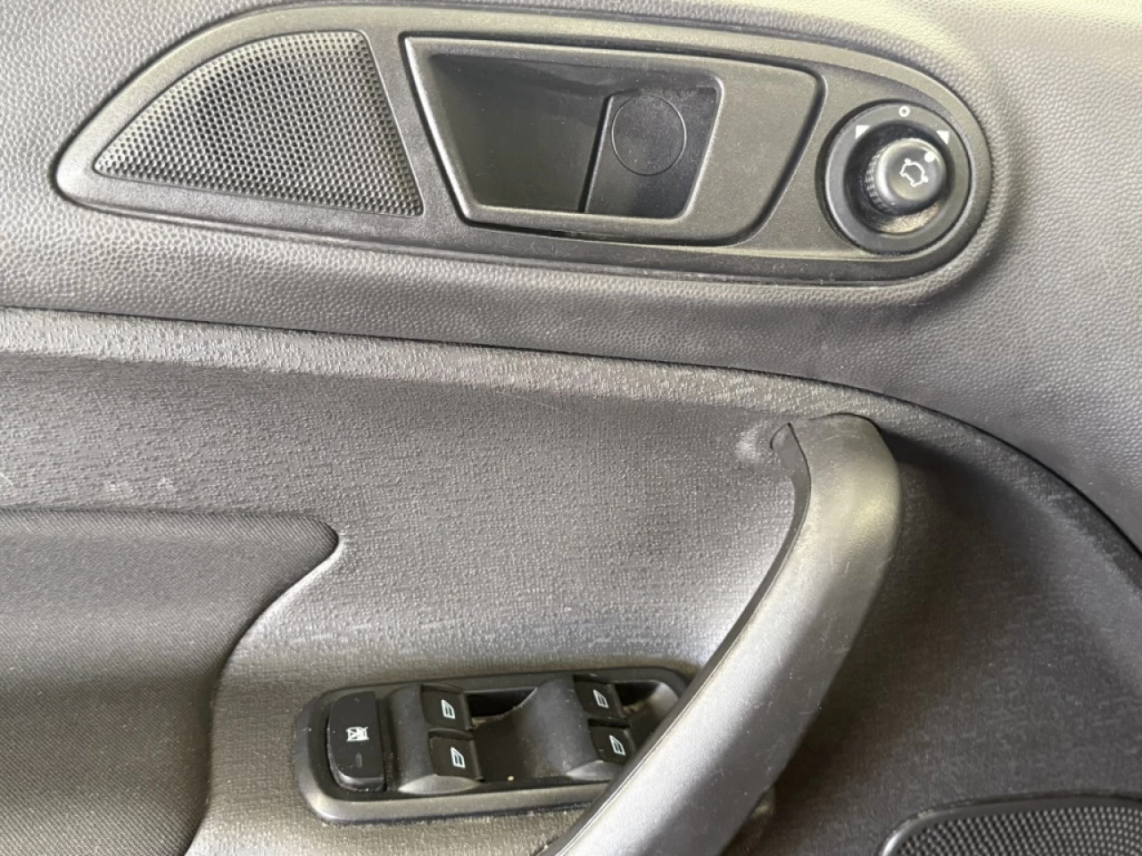 2017 Ford Fiesta SE AUTO BLUTOOTH**APPROUVÉE 99,9%** Image principale