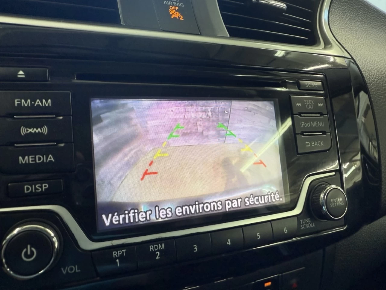 2018 Nissan Sentra SV AUTO TOIT CAM DE RECUL **APPROUVÉ À 99.9%** Image principale