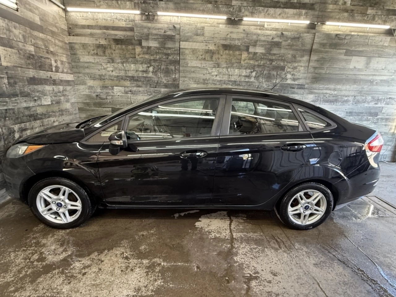 2017 Ford Fiesta SE AUTO BLUTOOTH**APPROUVÉE 99,9%** Image principale