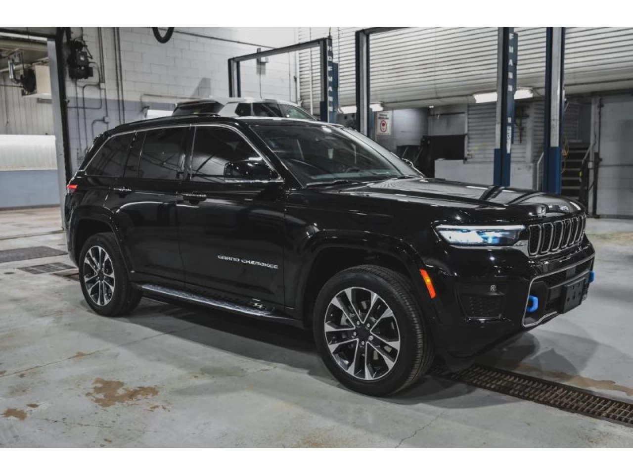 2023 Jeep Grand Cherokee 4xe Overland 4X4 Main Image