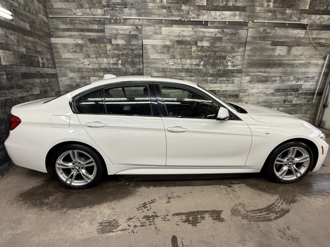 2018 BMW 3 Series 330i xDrive MSPORT CUIR TOIT NAV ** APPROUVÉ À 99. Image principale