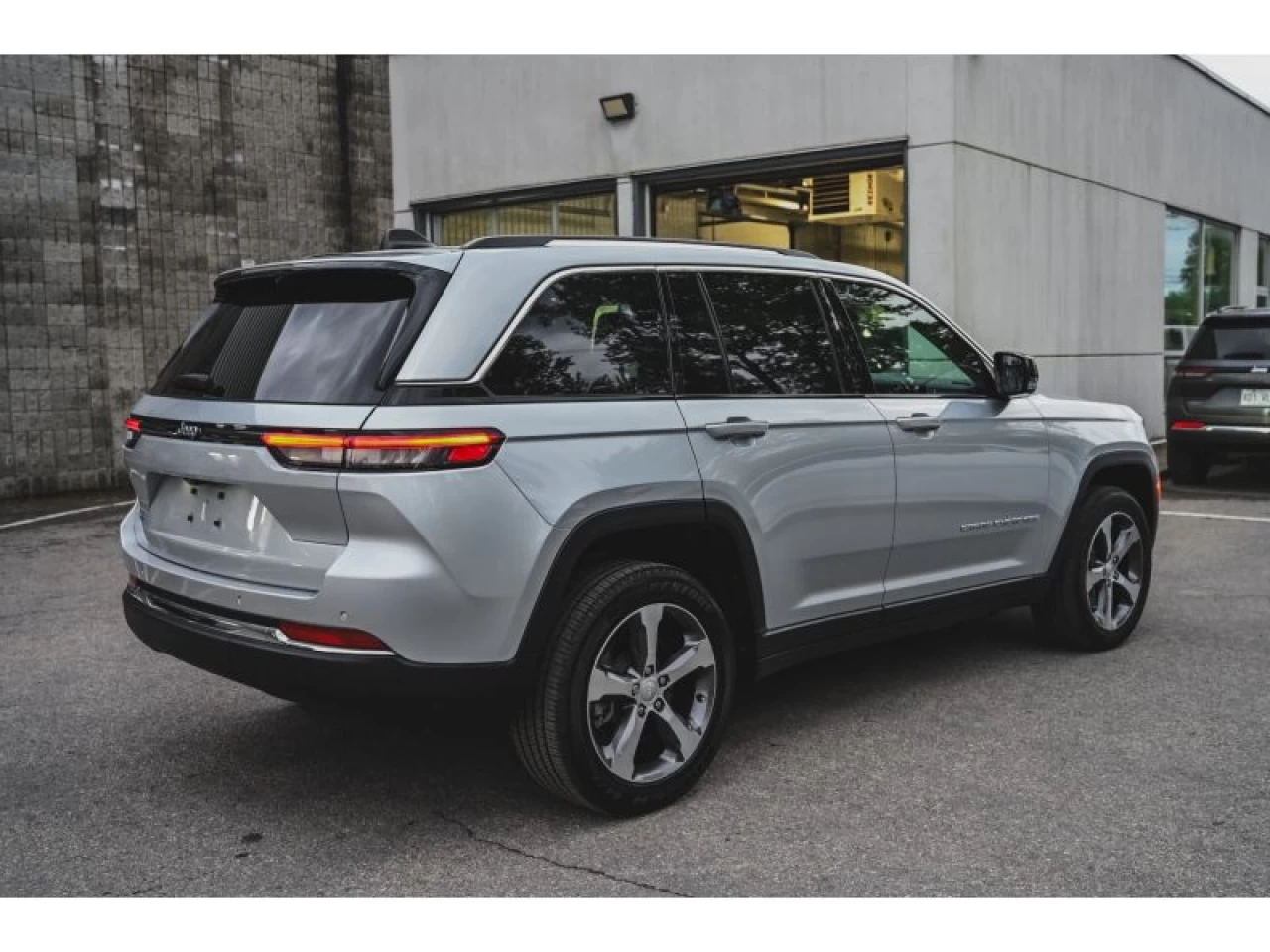 2022 Jeep Grand Cherokee 4xe 4x4 LUXURY REAR SEAT VIDEO PASSENGER SCREEN Image principale