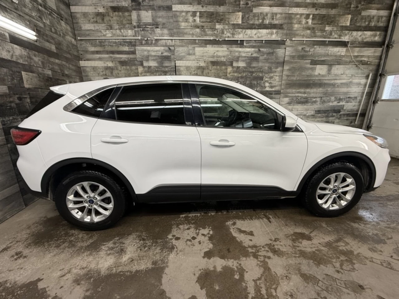2021 Ford Escape SE AWD CAM DE RECUL ** APPROUVÉ À 99.9%** Image principale
