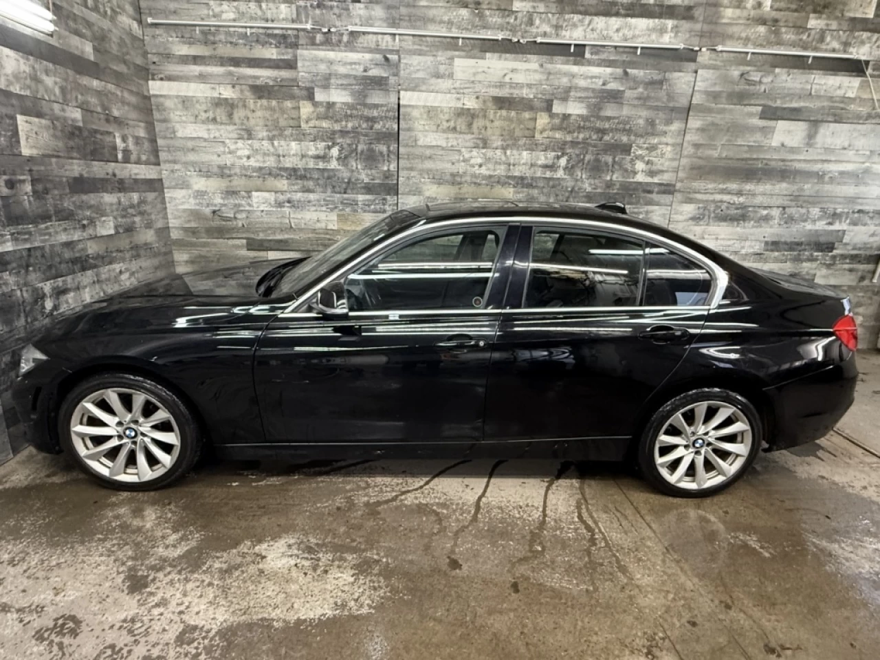 2017 BMW 3 Series 320i xDrive AWD CUIR TOIT **APPRUVÉ À 99.9%** Image principale