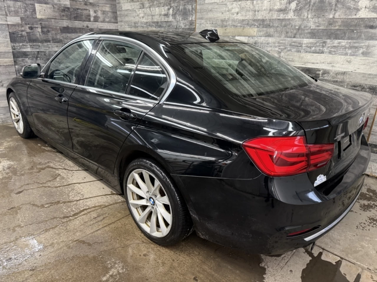 2017 BMW 3 Series 320i xDrive AWD CUIR TOIT **APPRUVÉ À 99.9%** Image principale