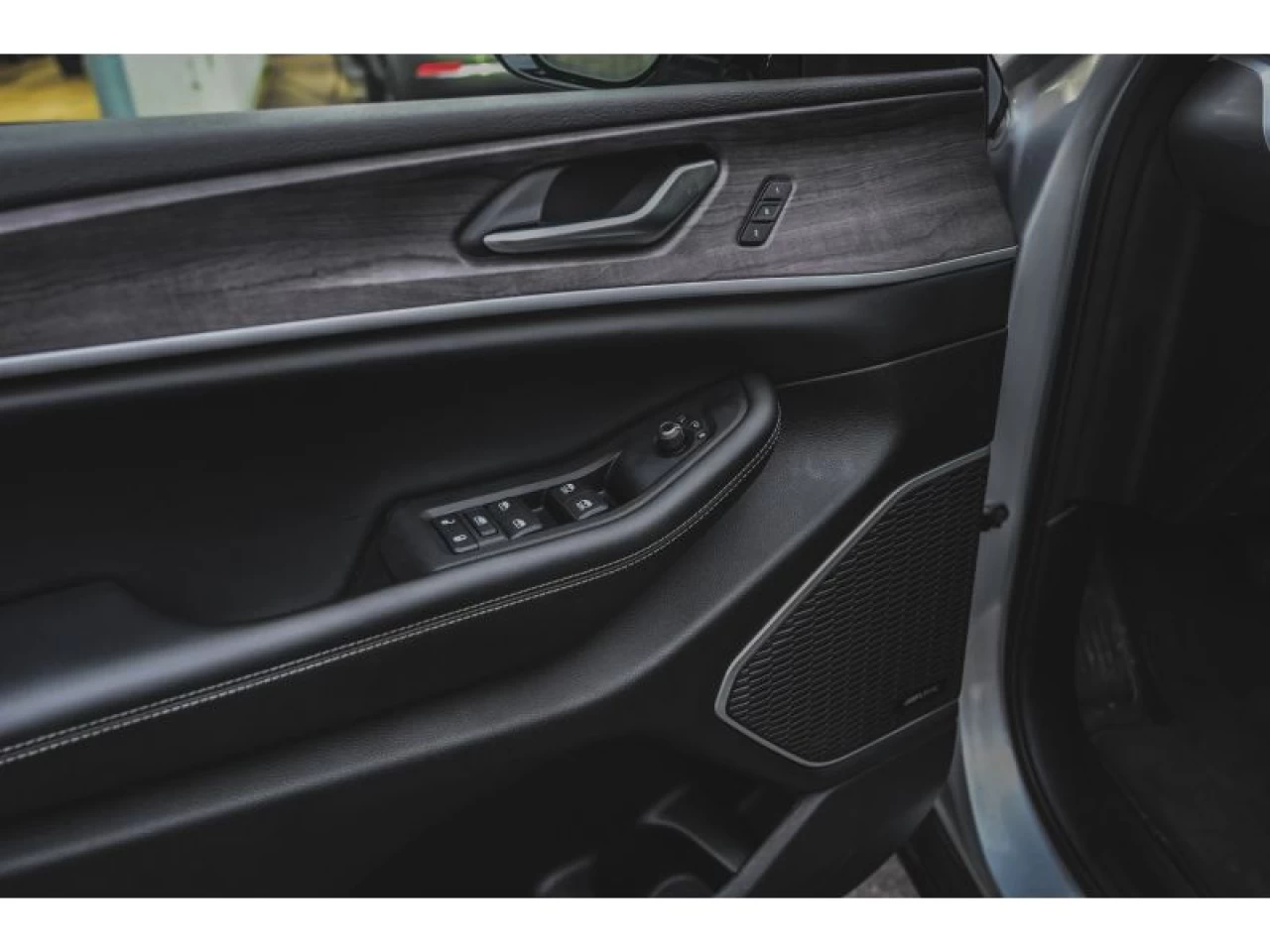 2022 Jeep Grand Cherokee 4xe 4x4 LUXURY REAR SEAT VIDEO PASSENGER SCREEN Image principale