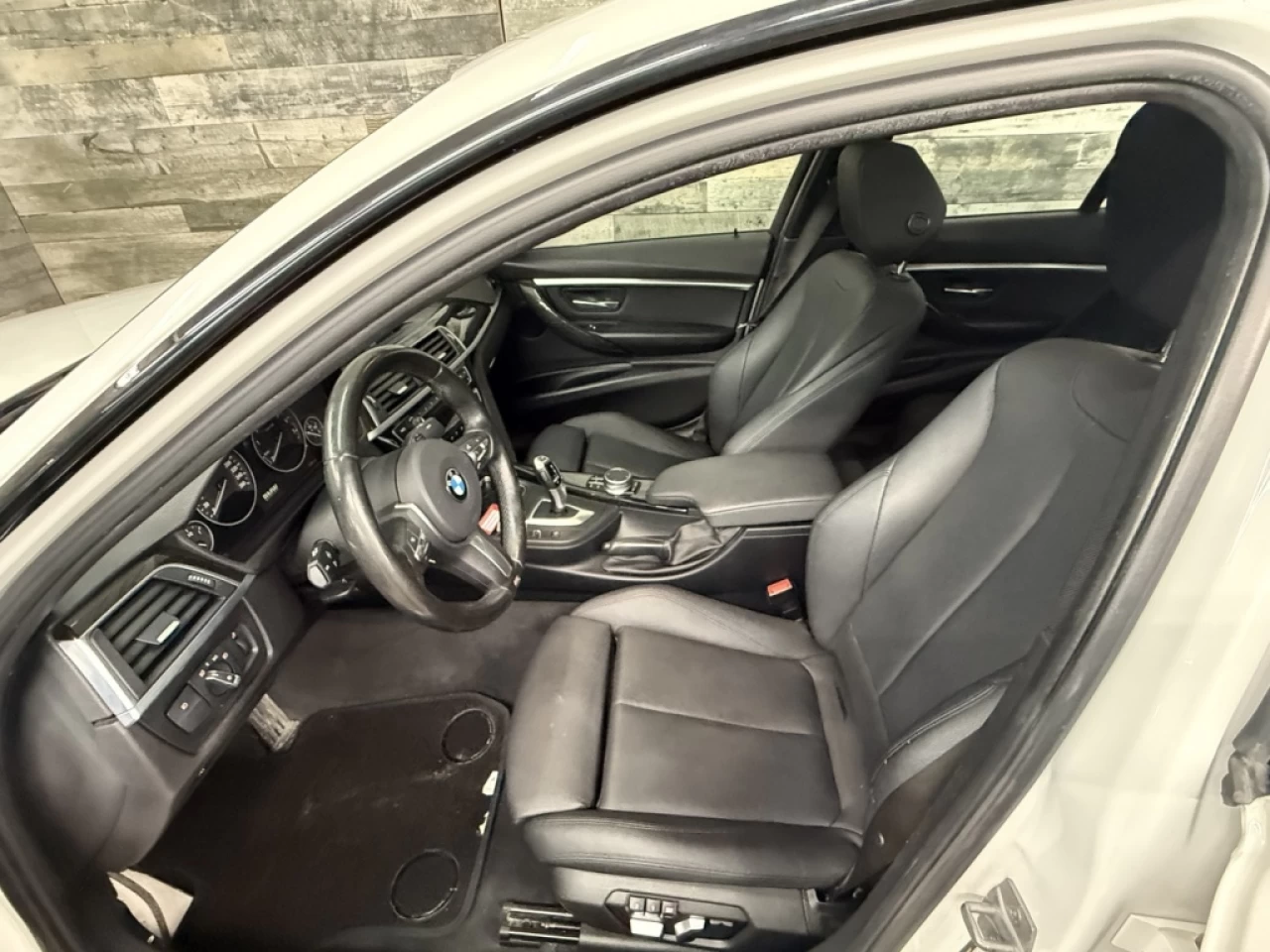 2018 BMW 3 Series 330i xDrive MSPORT CUIR TOIT NAV ** APPROUVÉ À 99. Image principale