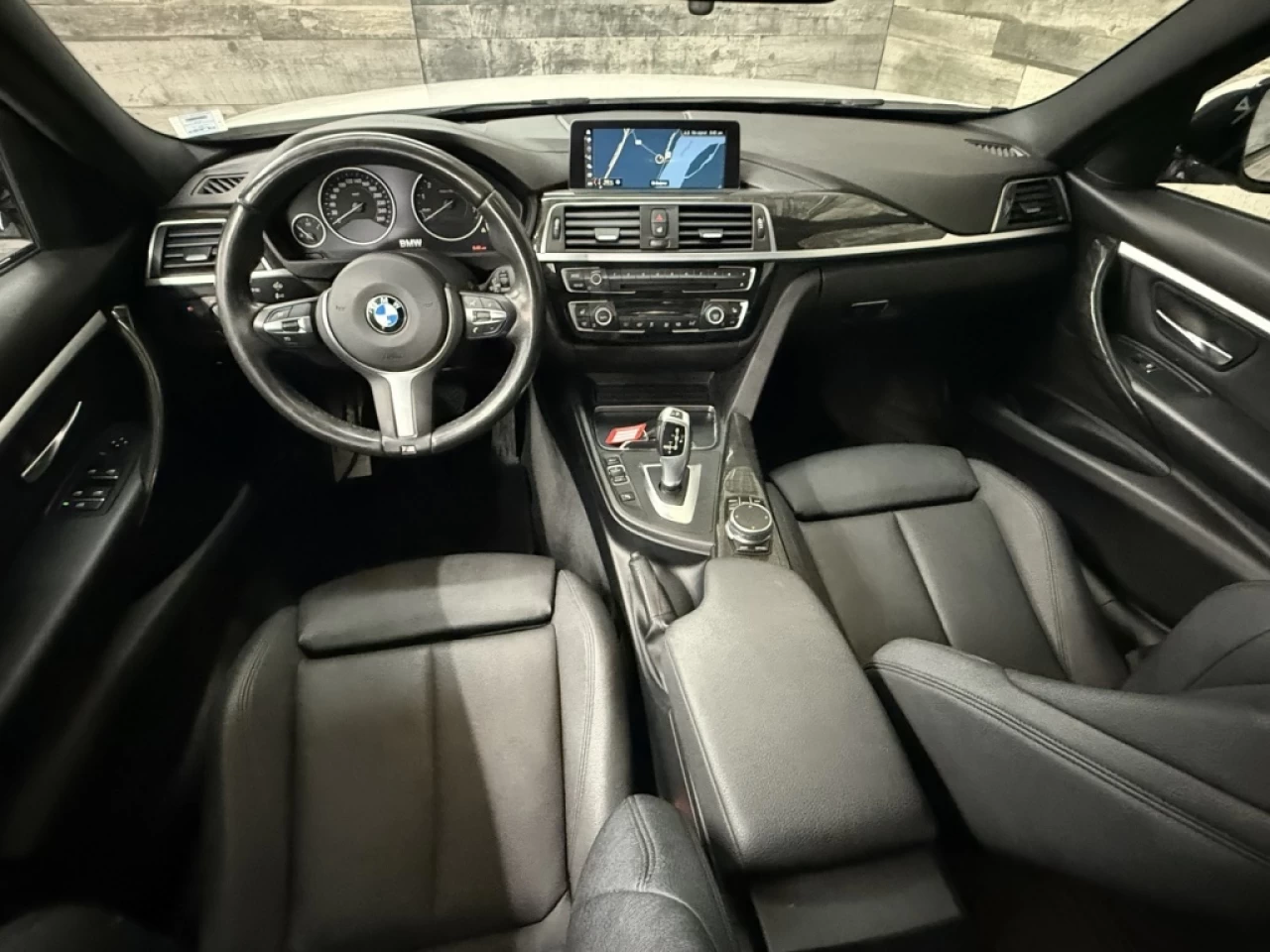 2018 BMW 3 Series 330i xDrive MSPORT CUIR TOIT NAV ** APPROUVÉ À 99. Image principale
