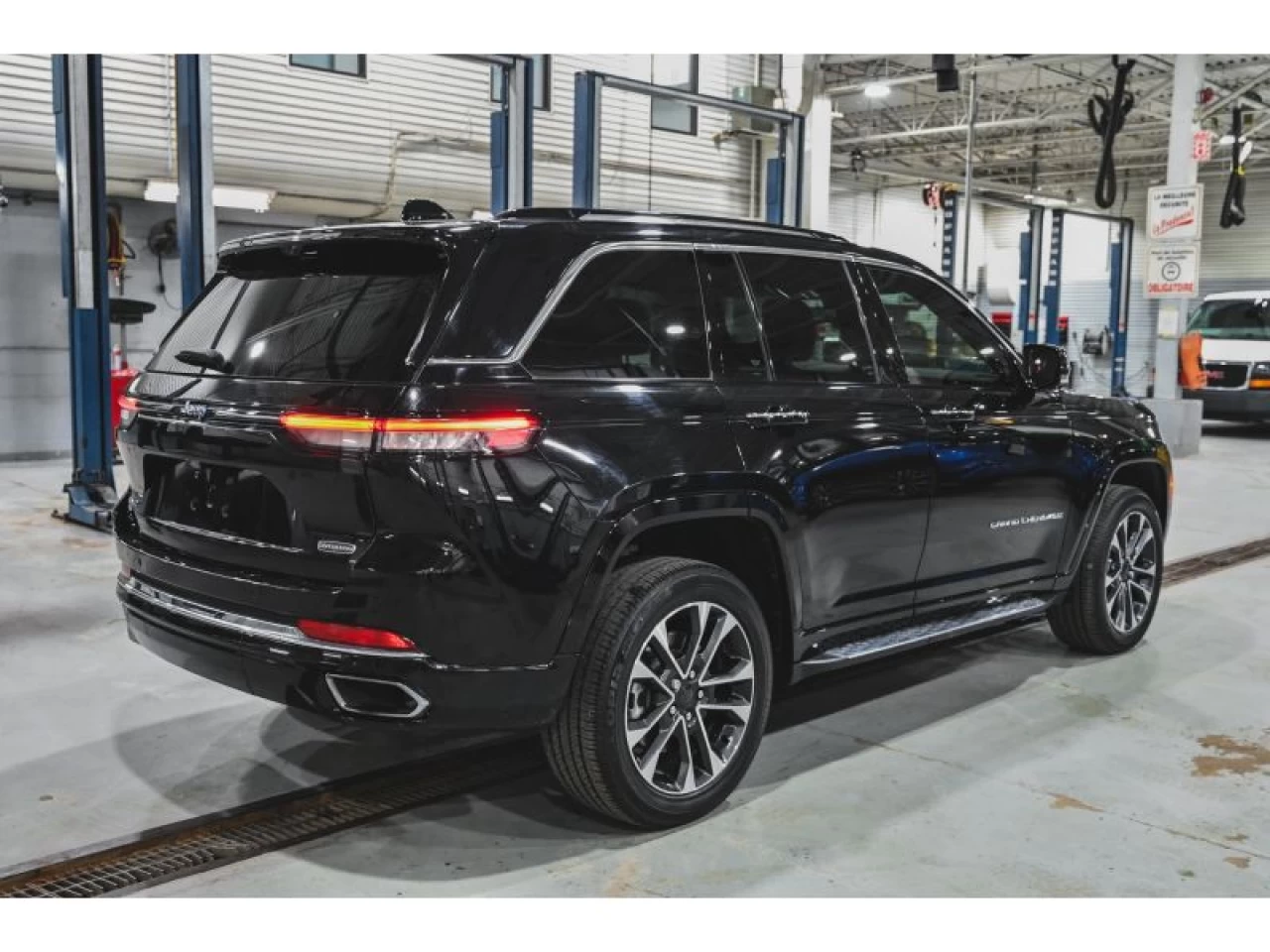 2023 Jeep Grand Cherokee 4xe Overland 4X4 Main Image