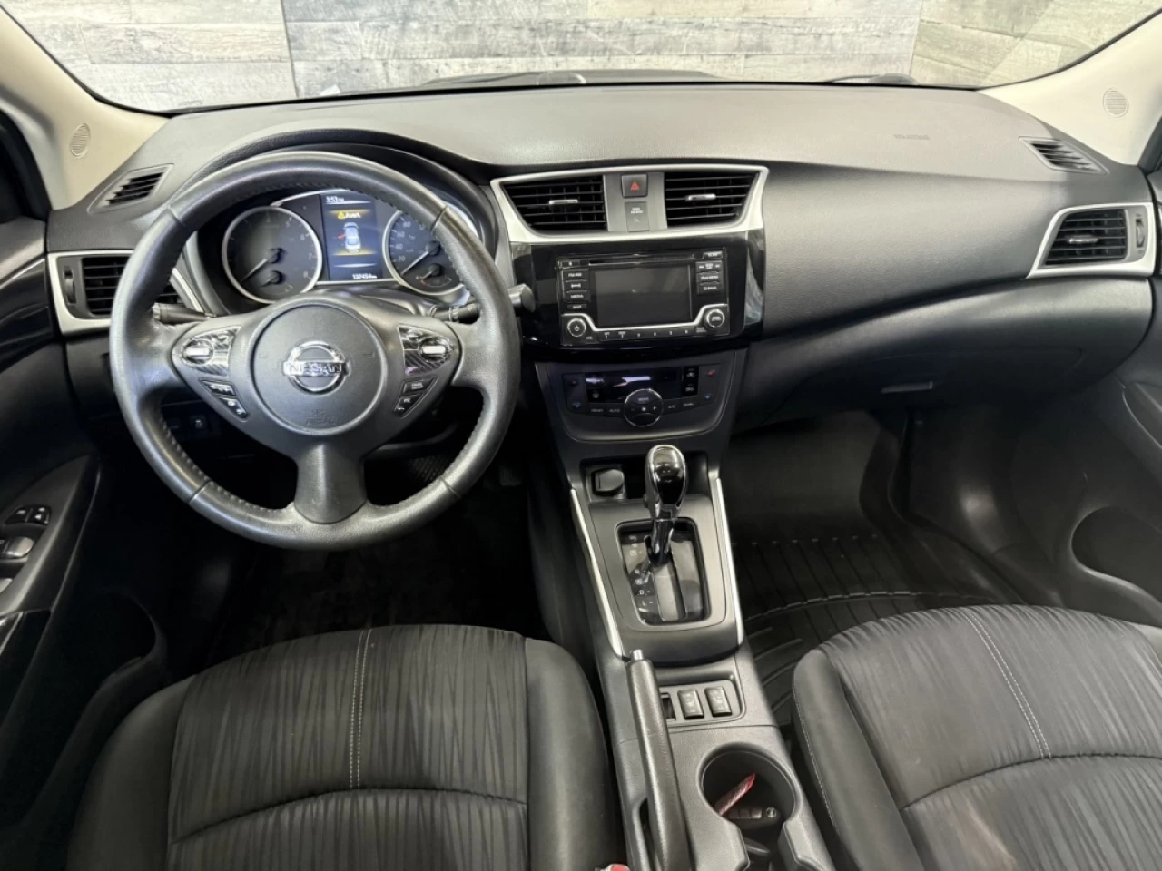 2018 Nissan Sentra SV AUTO TOIT CAM DE RECUL **APPROUVÉ À 99.9%** Image principale